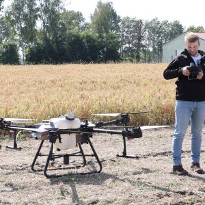 prezentacja praktycznych możliwości zastosowania drona rolniczego - SNH Drones